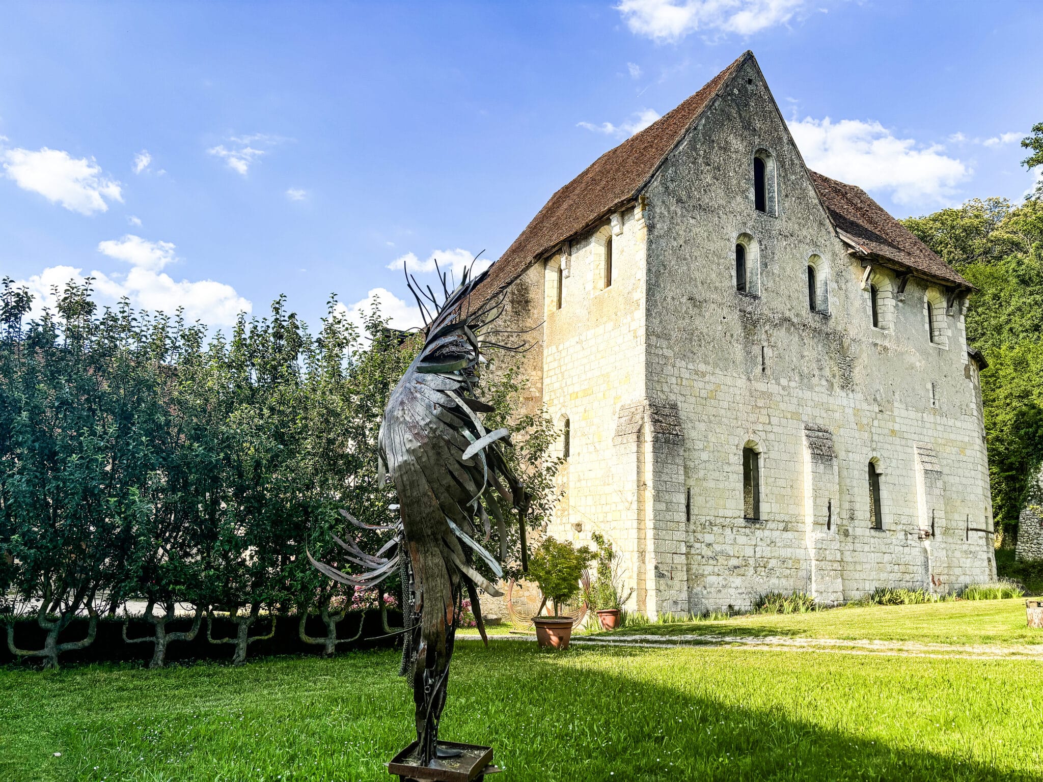 Si vous prévoyez de visiter plusieurs châteaux, l'achat d'un pass pour visiter les châteaux de la Loire est une option avantageuse pour optimiser votre budget et découvrir les merveilles de la région sans vous ruiner.