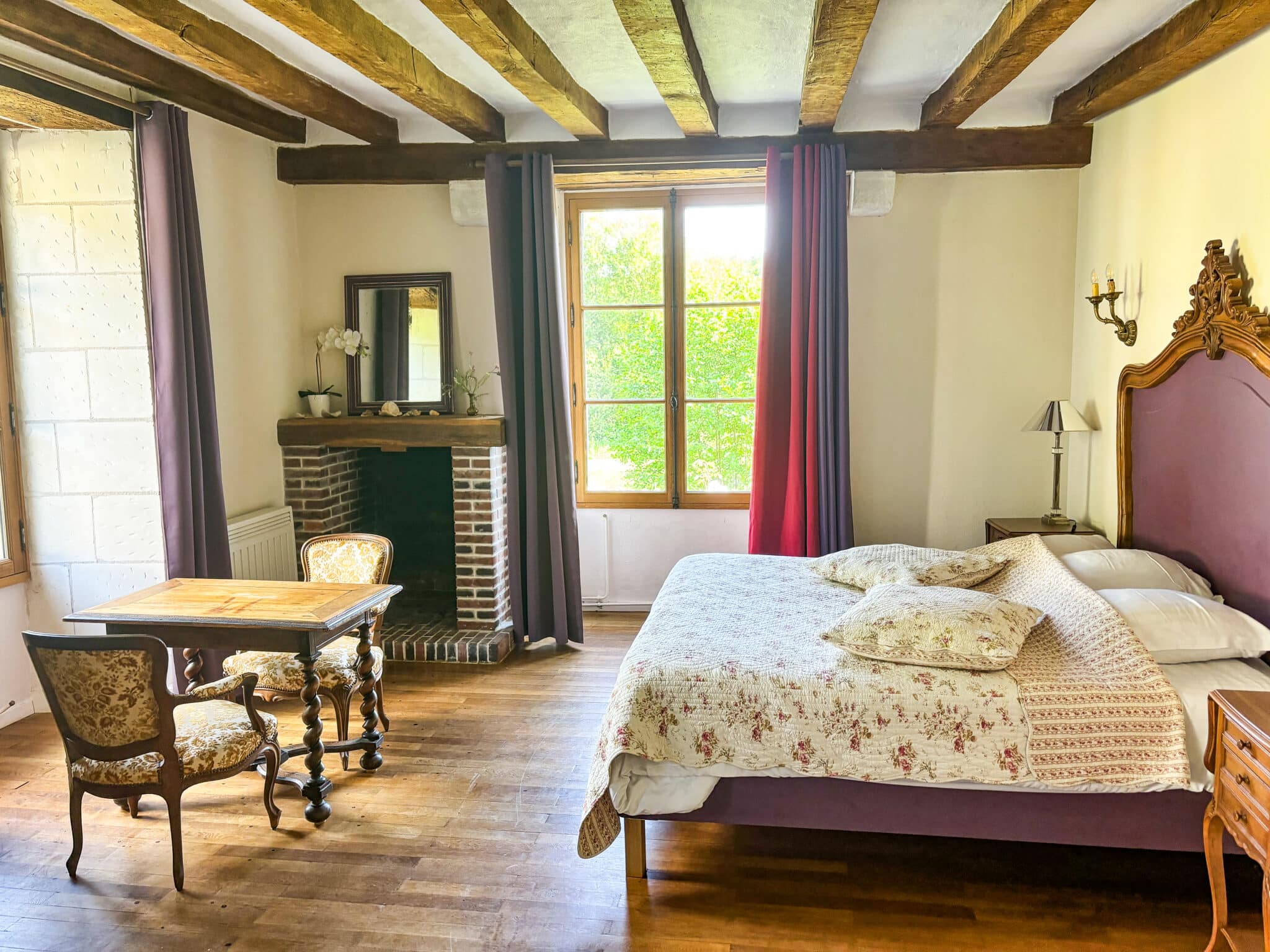 Chambre Cardinale avec vue sur l’église à la Corroirie