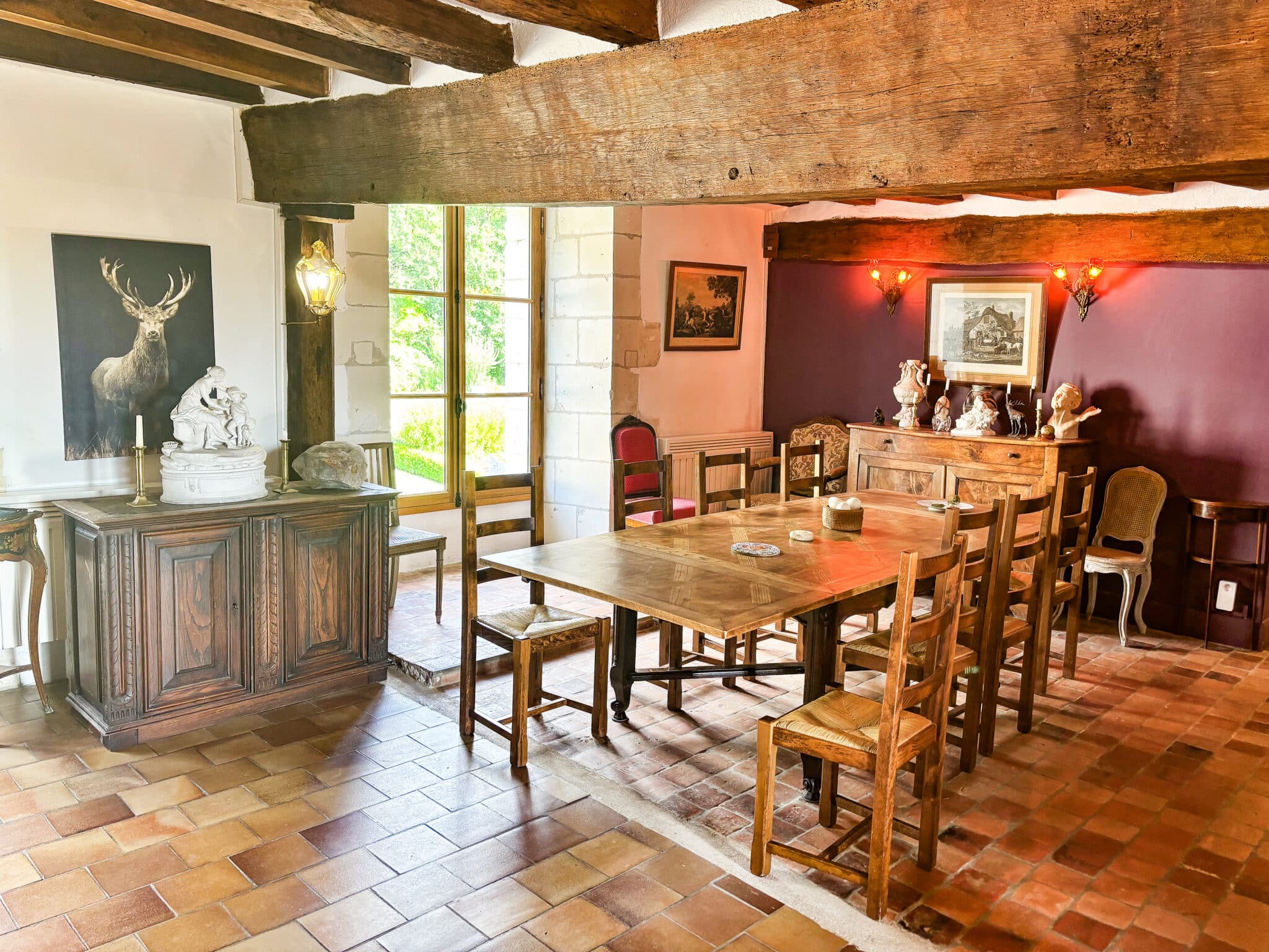 Kitchenette équipée pour les hôtes du château de la Corroirie à Montrésor, entre Loches et Chédigny