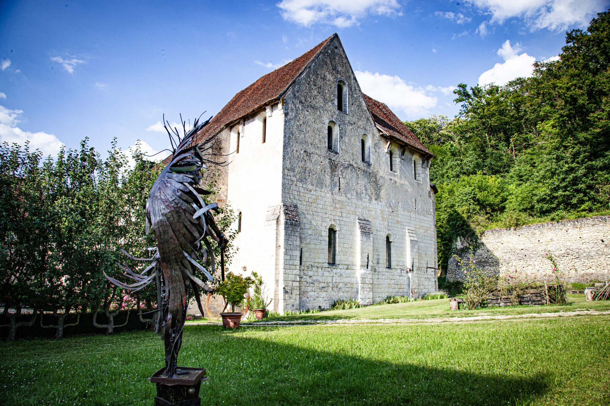 Installation Vox Alchimia représentant l'archange Uriel dans l’église médiévale du château-monastère de la Corroirie