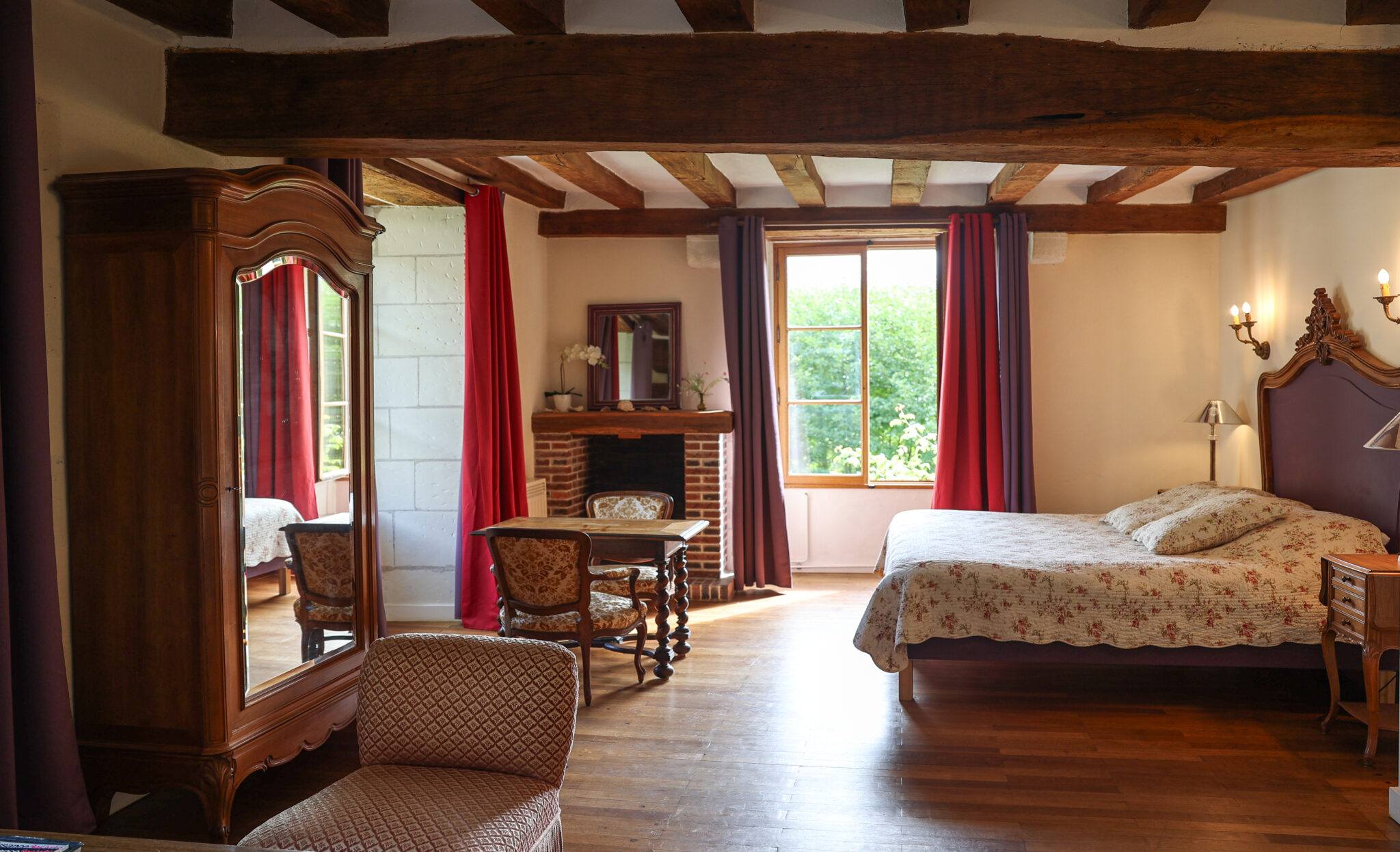 Chambre Cardinale du Château-Monastère de la Corroirie, suite lumineuse avec lit King Size et vue sur l’église