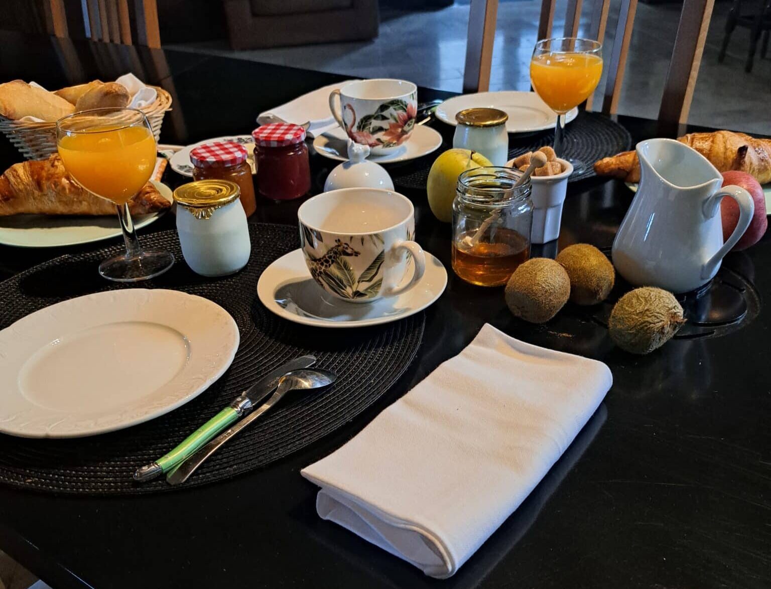 Petit déjeuner maison à la Corroirie : croissants faits sur place, pain frais et produits du domaine