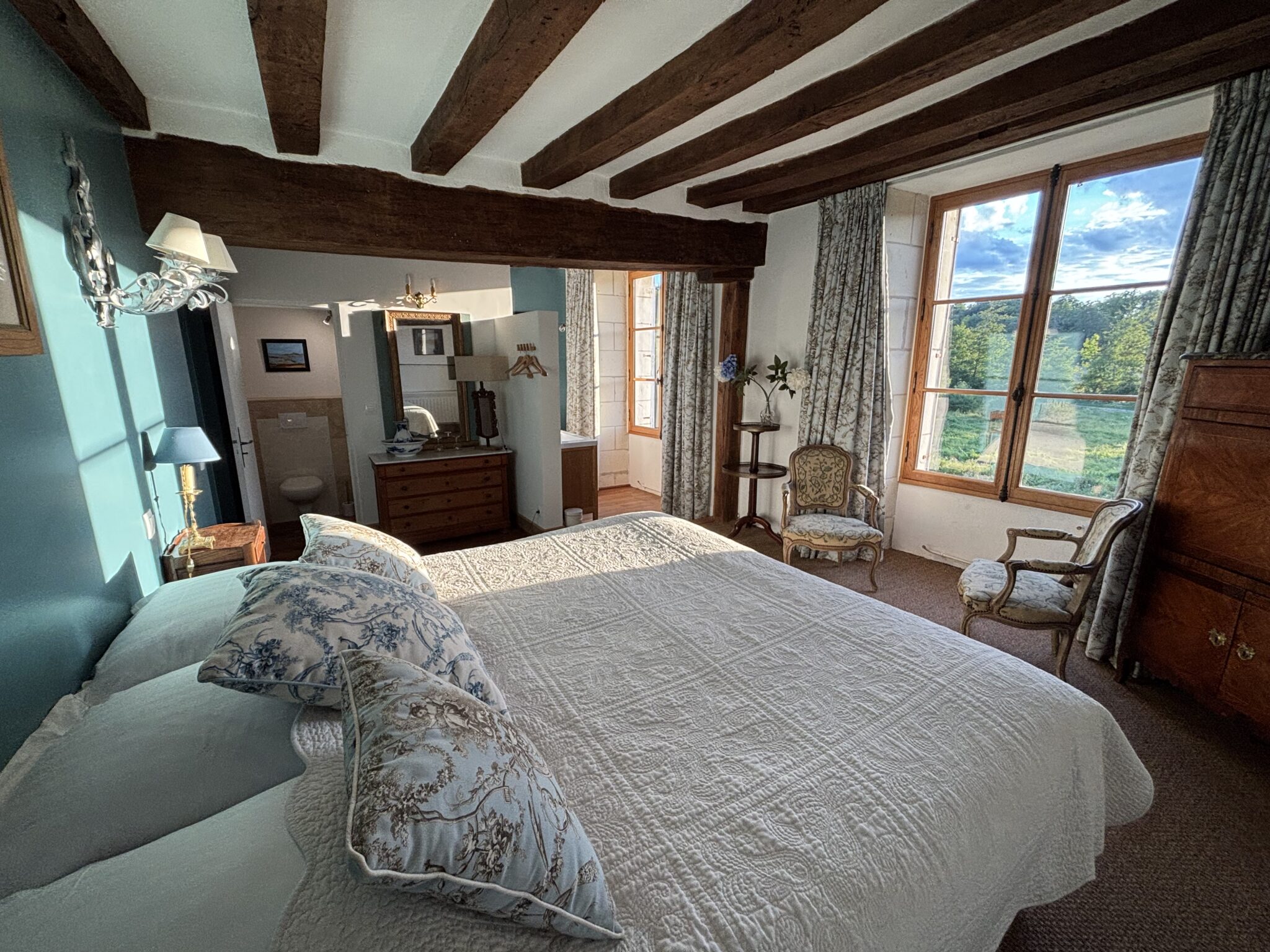 Chambre Moniale avec vue panoramique sur la nature en Touraine