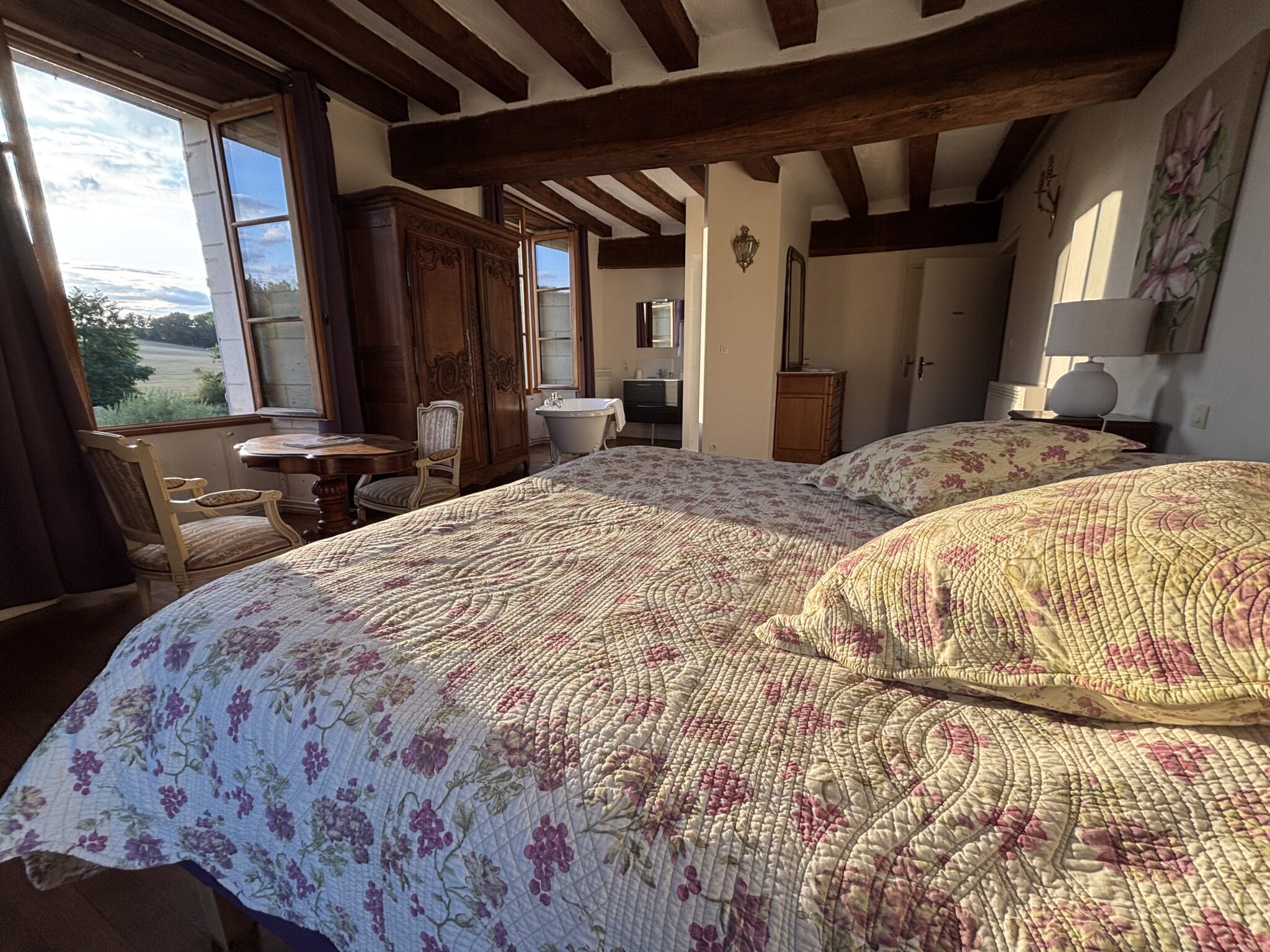 Chambre Pastorale avec vue sur les douves au coucher du soleil