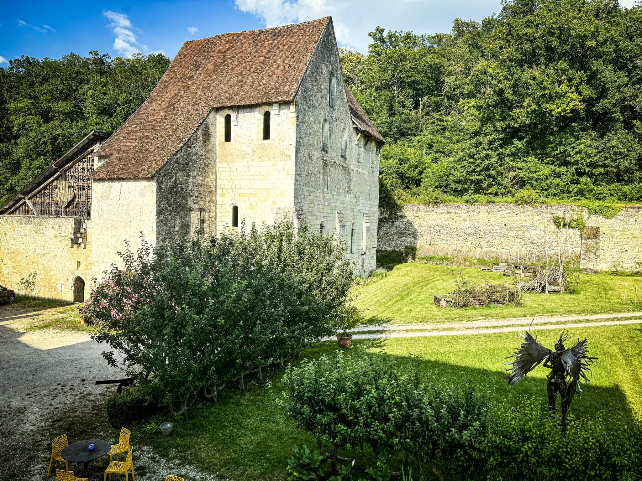 Vue extérieur de la chambre Cardinale : l’église de la Corroirie en Touraine, la forêt de Loches, œuvre de G-Rôm et Fanfan : L’Archange Uriel